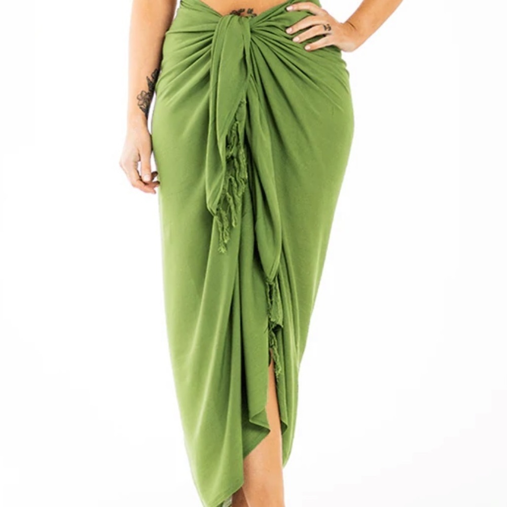 Handmade Multi-Use Beach Wrap / Skirt – Hand-Painted – Brand New – €185 euros ‼️